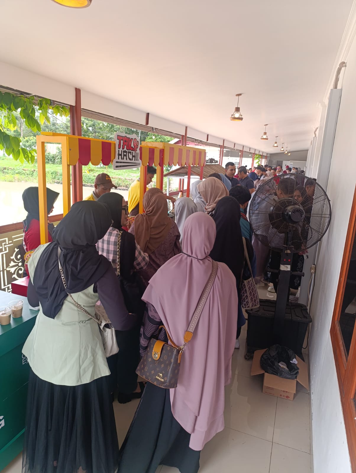 Antrean tamu di booth Tako Hachii